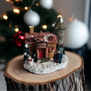 NIB VNTG Christmas Village Figurine Winsor Collection INN Collectible Monument